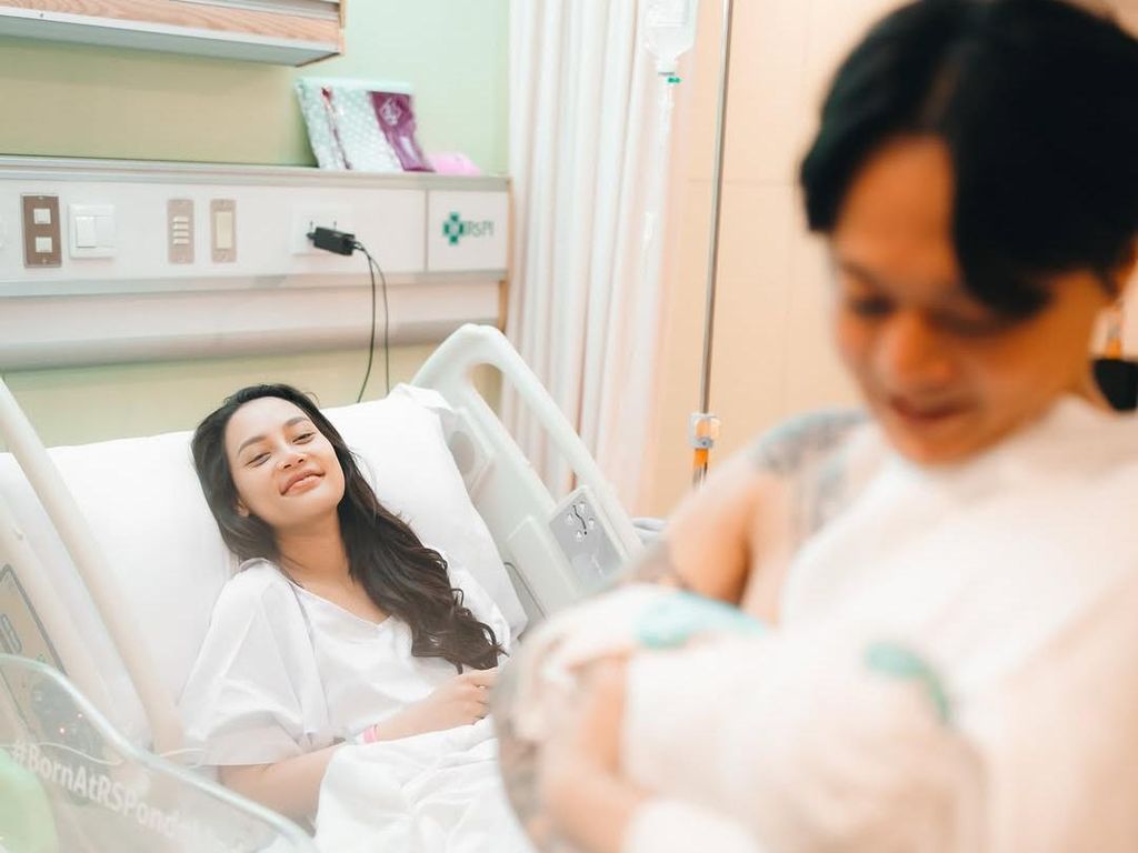 DJ Bravy Ungkap Momen Pertama Kali Gendong Bayi Erika Carlina